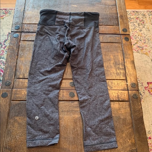 Lululemon crops - Picture 2 of 3